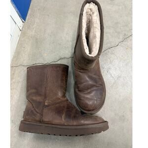 UGG Classic‎ Short Leather Boot Women’s size 6 Winter Ski